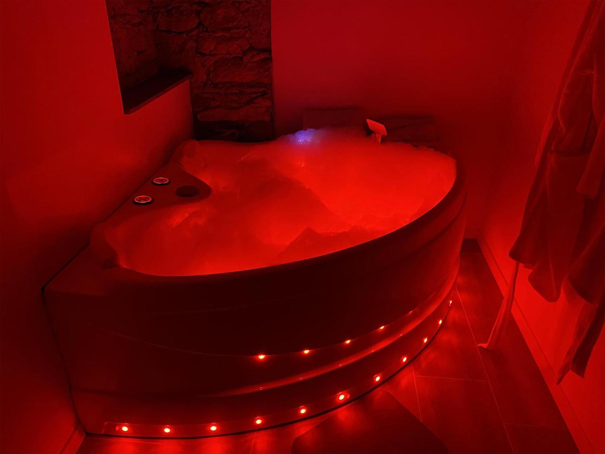 Love Room- Spa- Escale Amoureuse Puygaillard-de-Quercy Ngoại thất bức ảnh